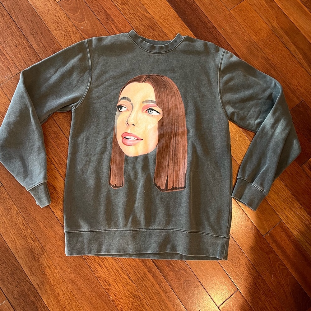 Emma Chamberlain sweatshirt size small. Excellent condition.